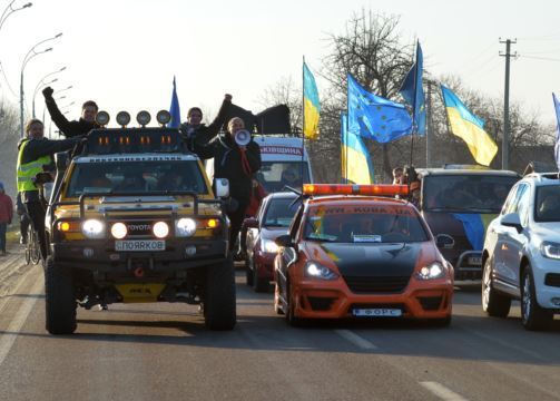 Активисты возмущены, что с несколькими тысячами сепаратистов не могут справиться несколько сотен тысяч сотрудников силовых ведомств.   Фото: zn.ua