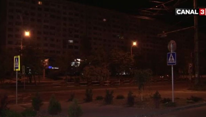 Trei indivizi din Capitală surprinși de oamenii legii în timp ce loveau cu picioarele în indicatoare.