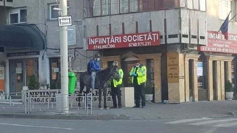 В Яссах, где не ходят автобусы, мужчина на коне прискакал в роддом к жене.