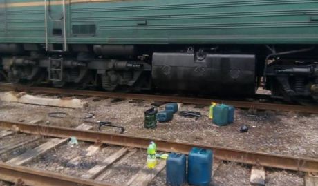 Doi angajaţi ai CFM, reţinuţi în timp ce încercau să fure motorină de la o locomotivă.