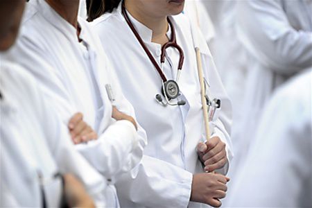 Медицина не одинаково относится в нашей стране к бедным, ВИЧ - инфицированным и цыганам.