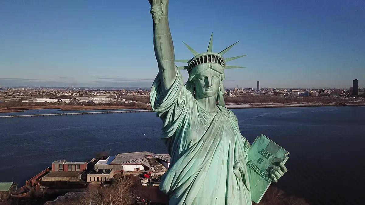 Французский евродепутат требует от США вернуть Статую Свободы.