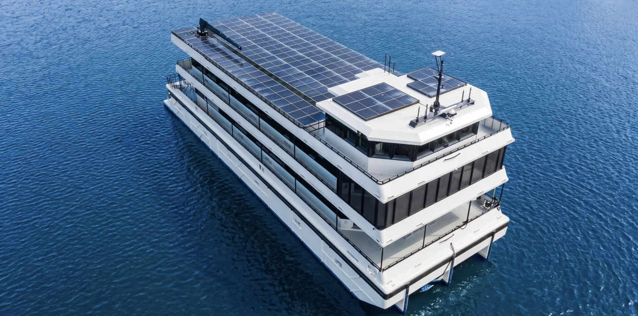Un superiaht alimentat complet de panouri solare, scos la vânzare pentru 15 milioane de dolari.