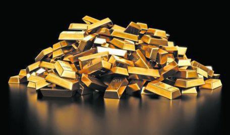Rusia profită de preţul scăzut al aurului pentru a umple cuferele băncii centrale cu lingouri de metal preţios, pregătindu-se astfel pentru posibilitatea unui război economic de lungă durată cu Occidentul, scrie The Telegraph.