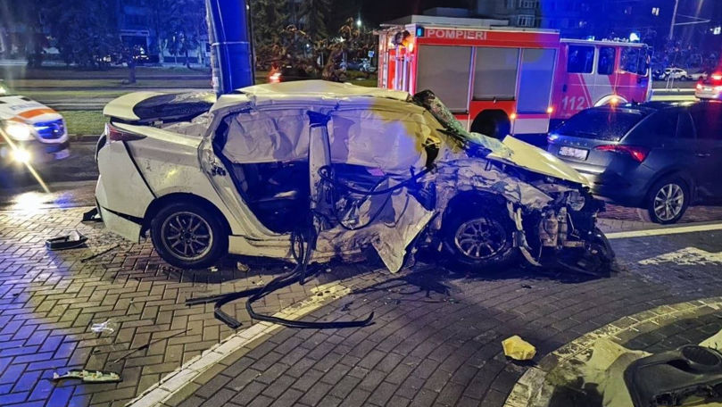 Impact violent la Botanica, în toiul nopții: Două mașini s-au lovit violent.