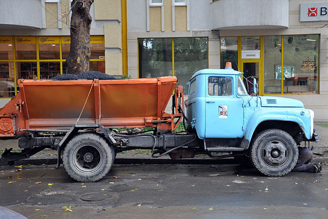Мотоциклист врезался в припаркованный грузовик.