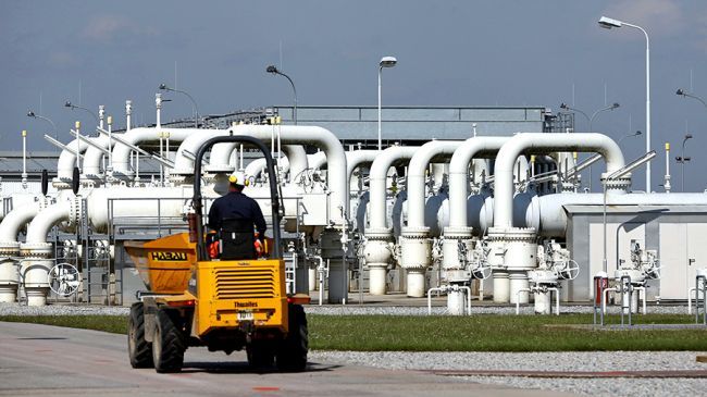Цена на газ в Европе снизилась до 935 долларов за тысячу кубометров.