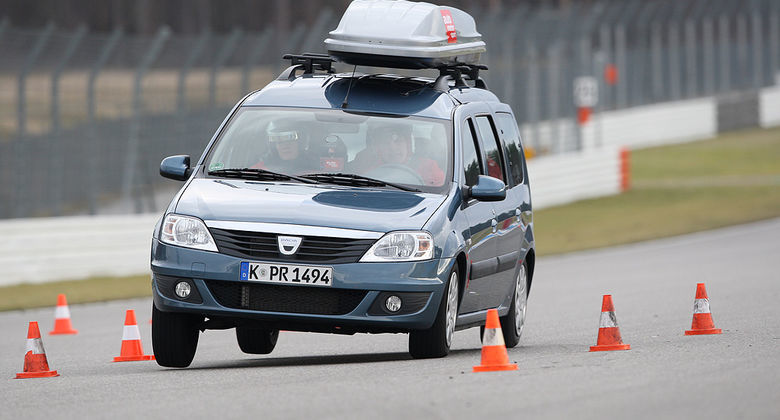 „La poarta fabricii“ preţul mediu al unui autoturism Dacia, din gama Logan, Logan MCV, Sandero şi Duster este de 30.300 de lei româneşti sau 6.800 de euro.