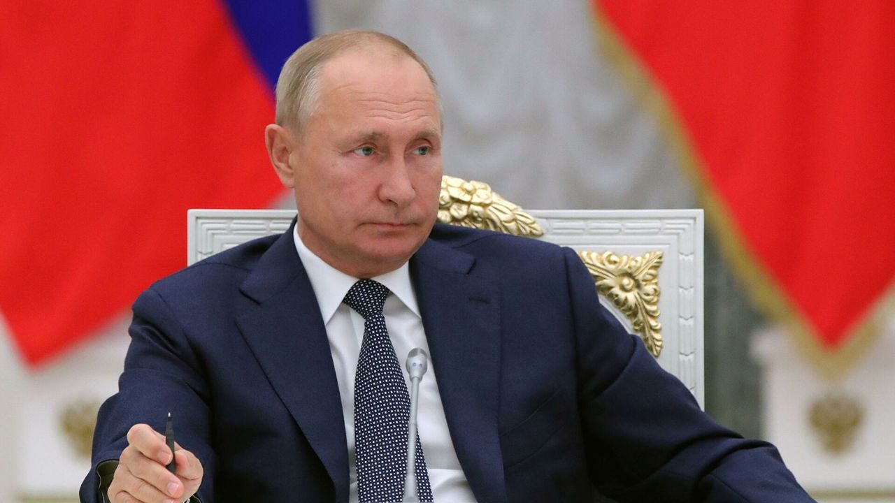 Россия проходит период пандемии мягче, чем другие страны, заявил Путин.