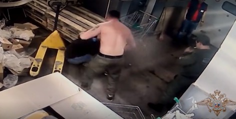 В Москве полуголый охранник избил покупателя тележкой.