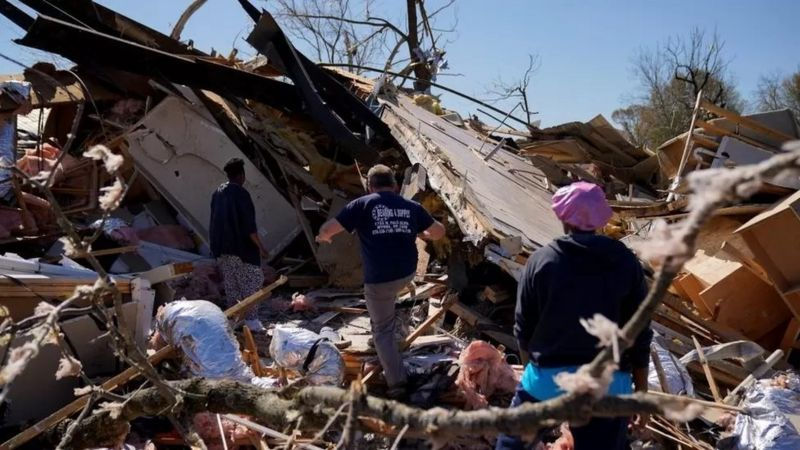 В США уже более 25 погибших от новой волны торнадо в нескольких штатах.