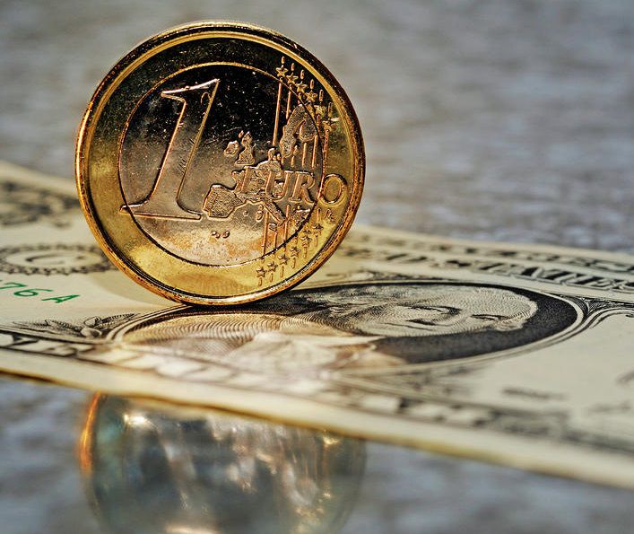 Доллар покупают в молдавских банках за 18,23– 18,36 лея, продают – за 18,43– 18,56 лея.