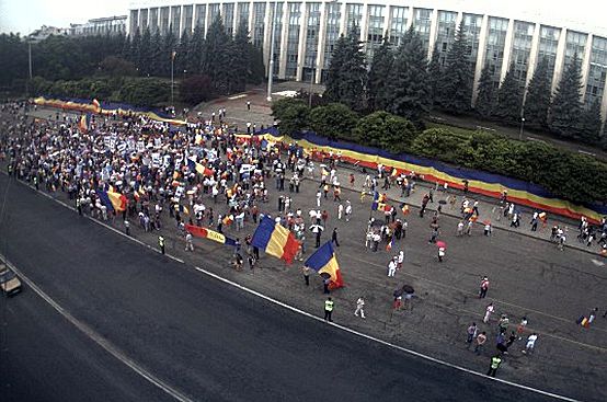 Мероприятие организует Унионистская платформа "Acțiunea - 2012" совместно с "Молодежью Молдовы" и рядом румынских организаций.