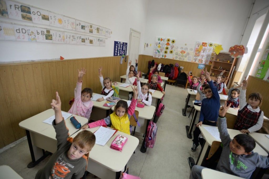 12 tineri le vor vorbi despre UE elevilor din 20 şcoli de la sate