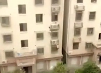 Двое прохожих спасли вылезшую из окна девочку.