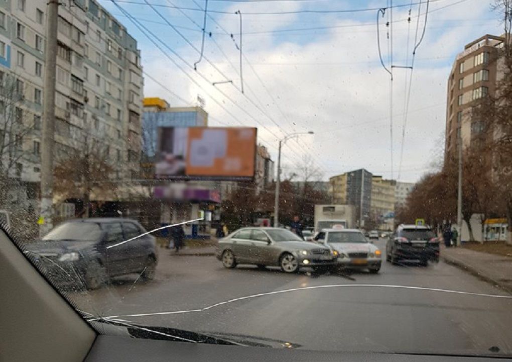 На Ботанике произошло ДТП с участием такси.
