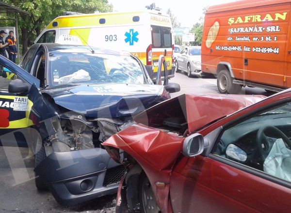 Trei persoane, transportate la spital după ce un șofer ar fi intrat cu mașina în taxiul în care se aflau. 