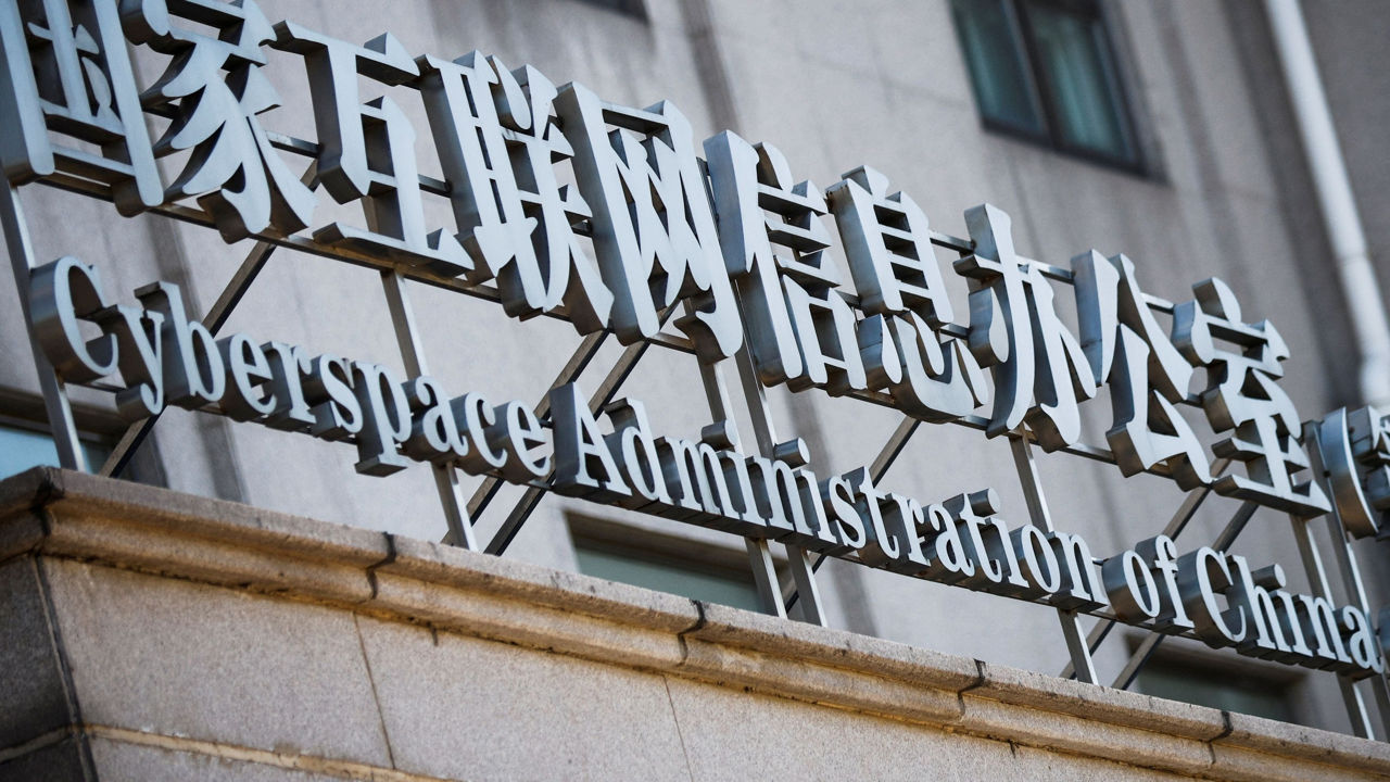 В Китае предложили маркировать контент со сгенерированными людьми.