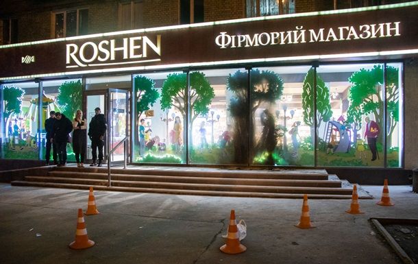 Огонь распространился только по внешней части витрины. Никто не пострадал.