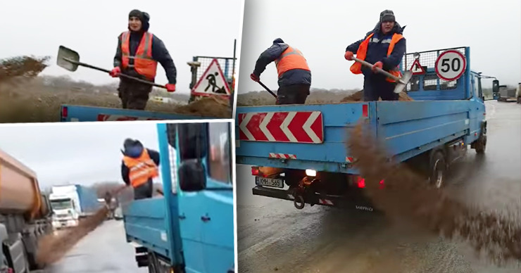 Рабочие вручную из грузовика посыпают песком дорогу, где застряли фуры.