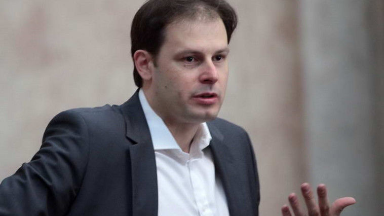 Chiril Lucinschi a fost internat în spital, iar între timp, instanța i-a prelungit mandatul de arestare la domiciliu. 