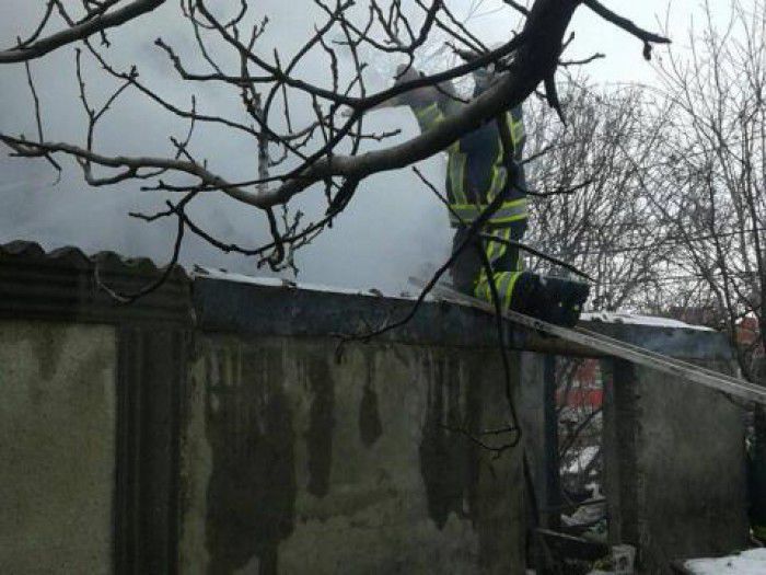 Un bărbat s-a ales cu arsuri după ce casa lui a fost cuprinsă de flăcări. Foto: dse.md 
