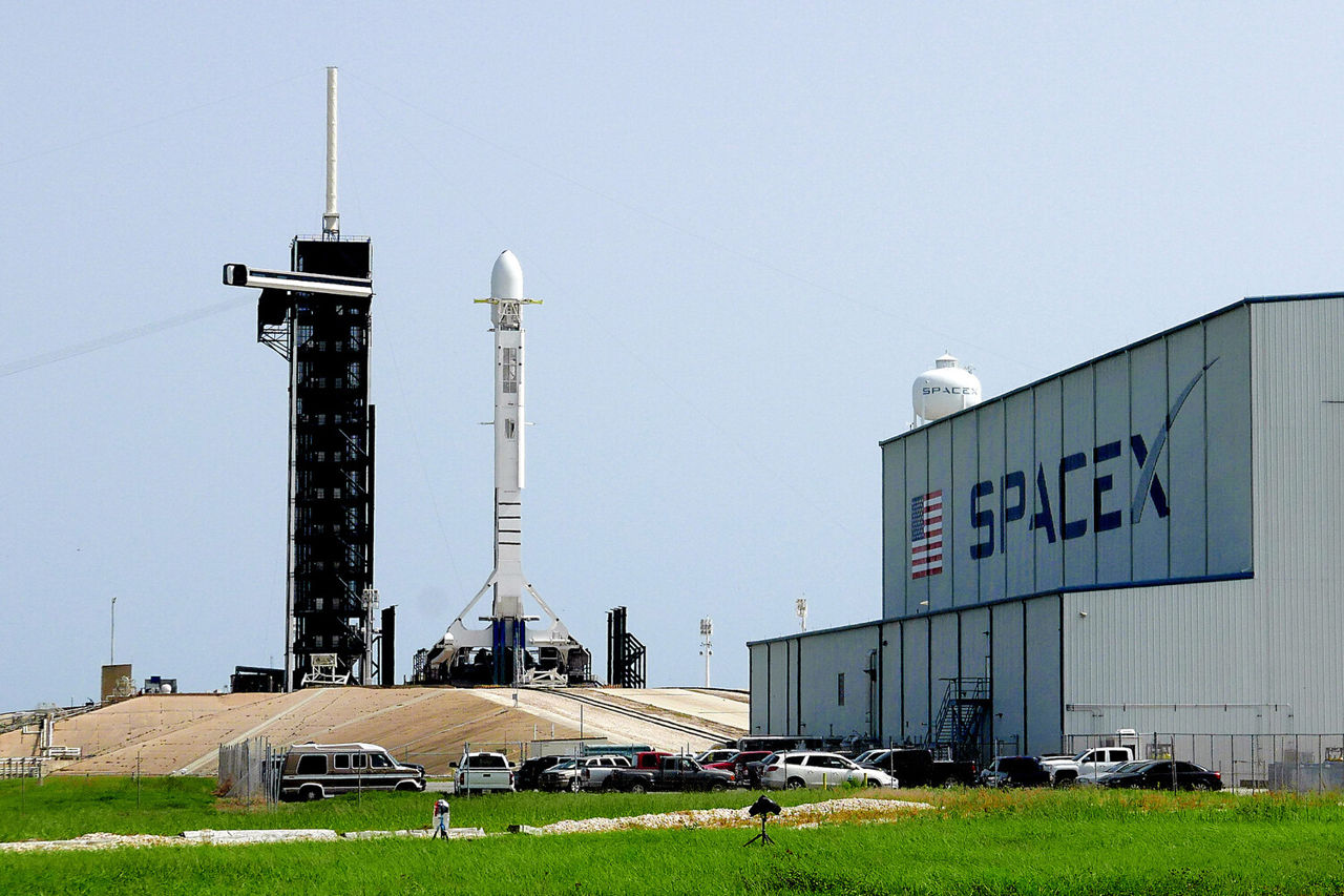 SpaceX в третий раз перенесла запуск ракеты с военными спутниками США.