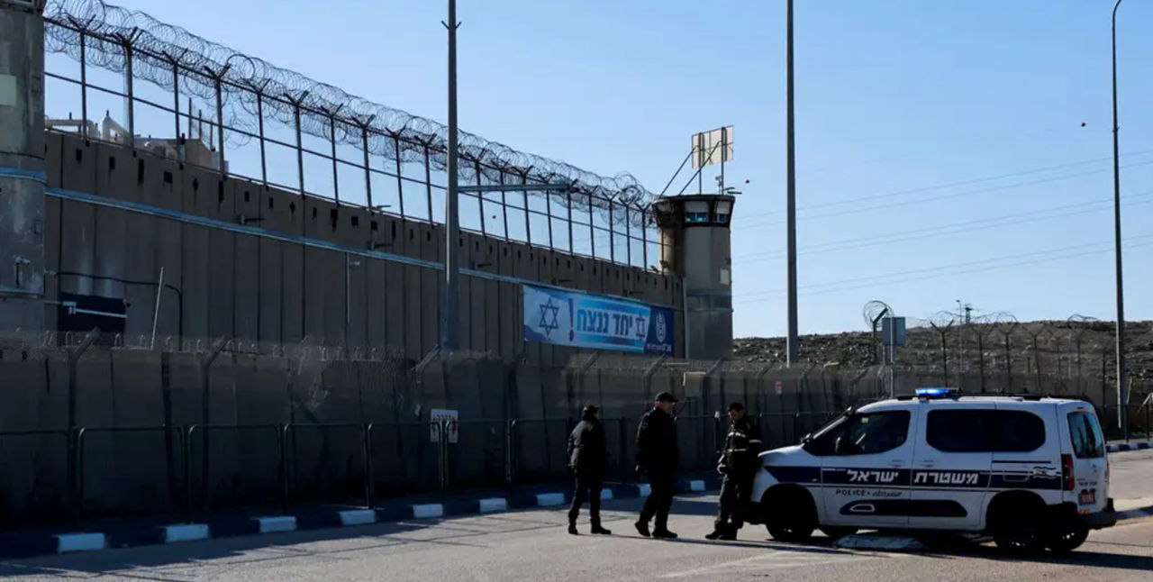 Israelul a amânat eliberarea prizonierilor palestinieni.