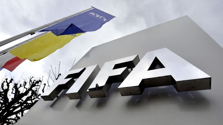 Футболистов попросили отказаться от части зарплаты.