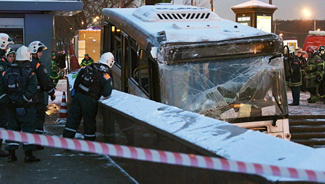 Автобус въехал в подземный переход в Москве днём 25 декабря.