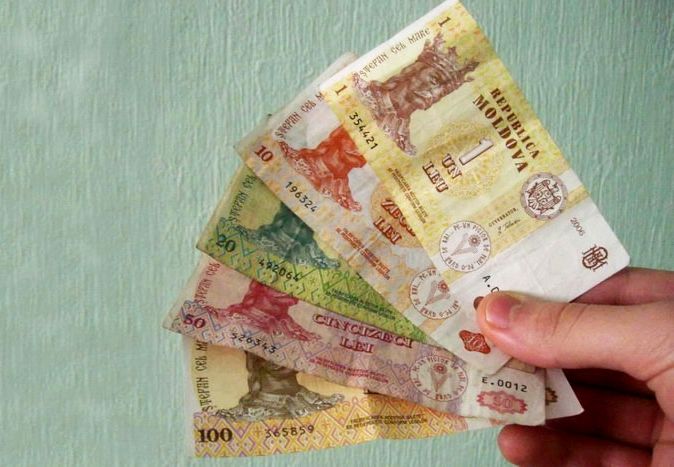 Peste 80 la sută din depozite au fost deschise în monedă naţională.