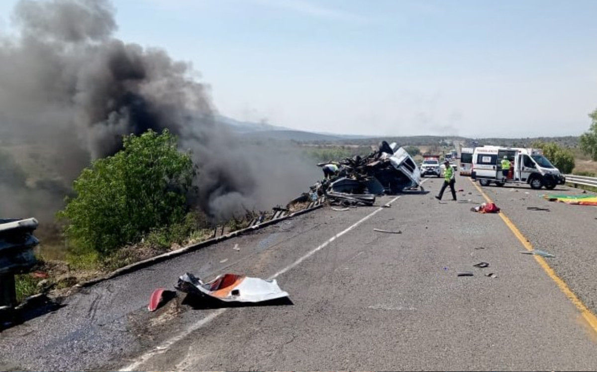 Более 20 человек погибли в массовом ДТП в Мексике.