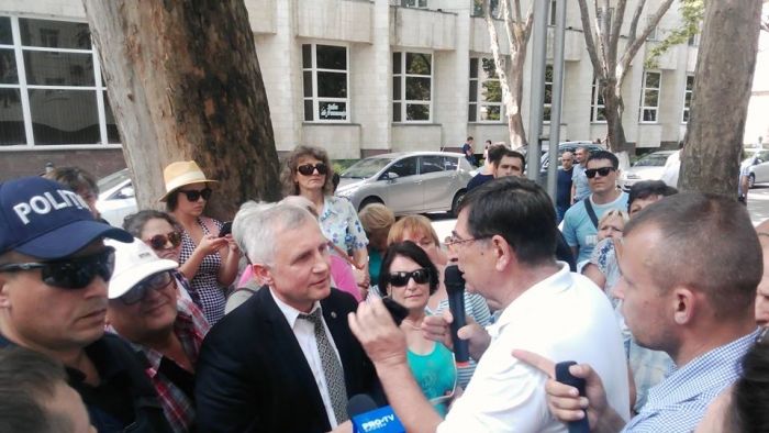 К протестующим вышел государственный секретарь Николае Ешану. Фото: protv.md.