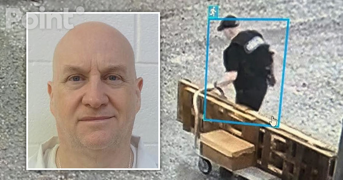 Un american condamnat pentru crimă a evadat din închisoare sub identitatea unui ofițer de poliție.