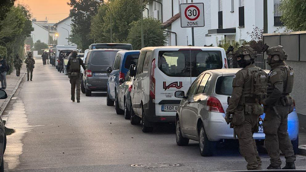 Bild: В Мюнхене произошли взрывы после стрельбы, полиция оцепила район.