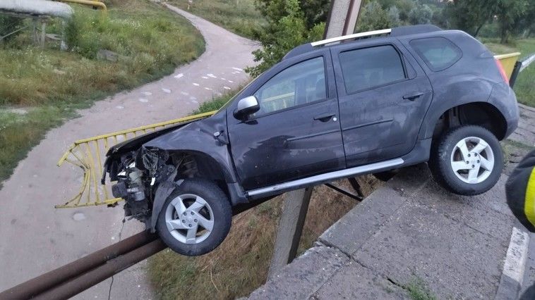 В Бельцах молодой водитель снес дорожное ограждение.