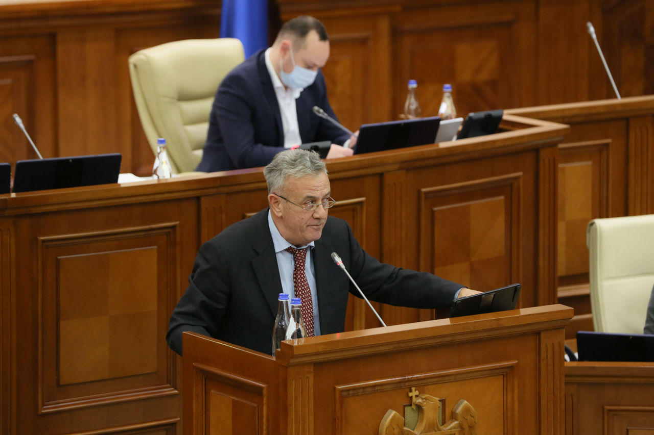 Депутат от оппозиционного Блока коммунистов и социалистов Олег Рейдман.