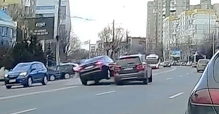 ДТП в центре Кишинева попало на камеру видеорегистратора.
