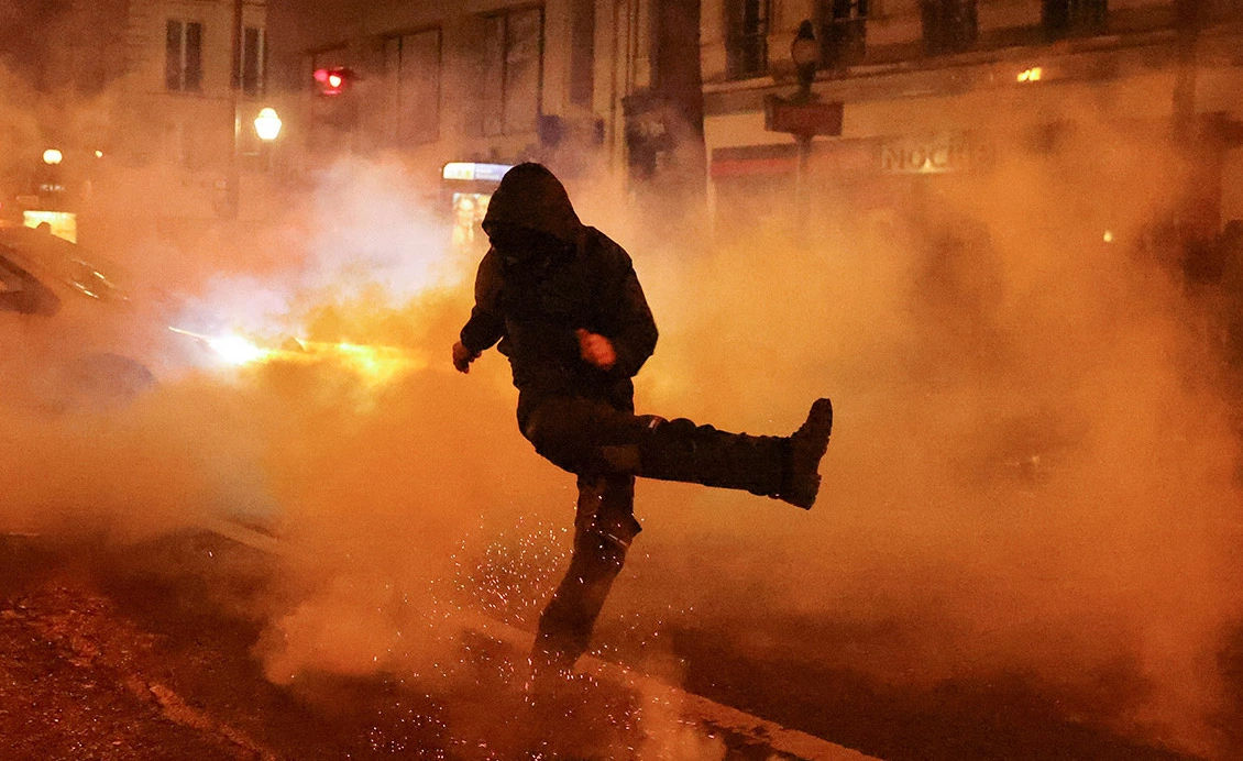 Во Франции новогодняя ночь прошла в целом мирно, более 200 арестованных.