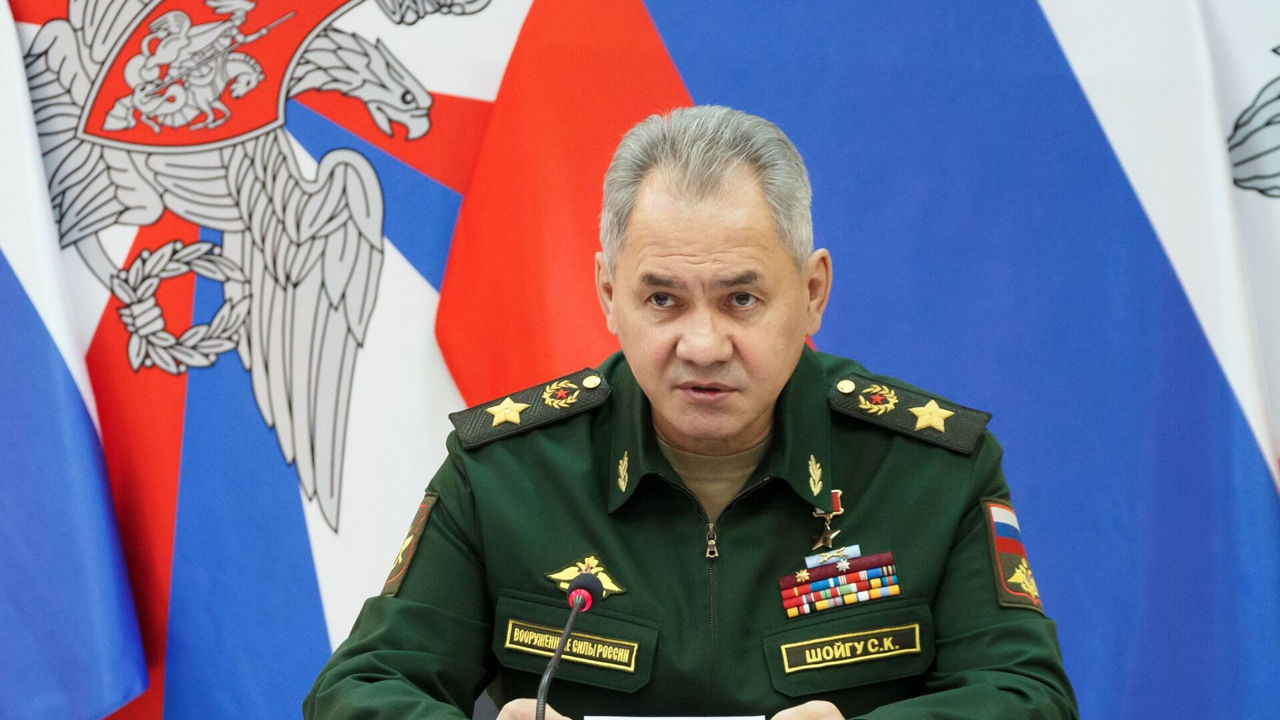 Шойгу поручил "держать на особом контроле" поставки боеприпасов после угроз Пригожина.