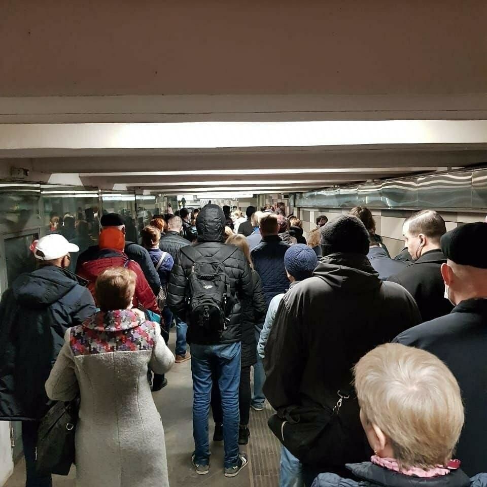 В московском метро образовались огромные очереди из-за режима спецпропусков.