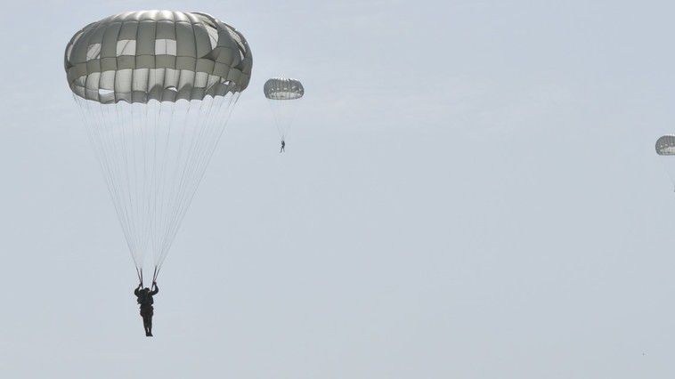 Военные Молдовы и Румынии совершили прыжки с парашютом в Маркулештах.