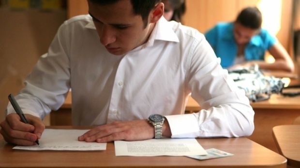 Peste 21.000 de absolvenți de liceu vor susține astăzi examenul de Bacalaureat la limba străină.