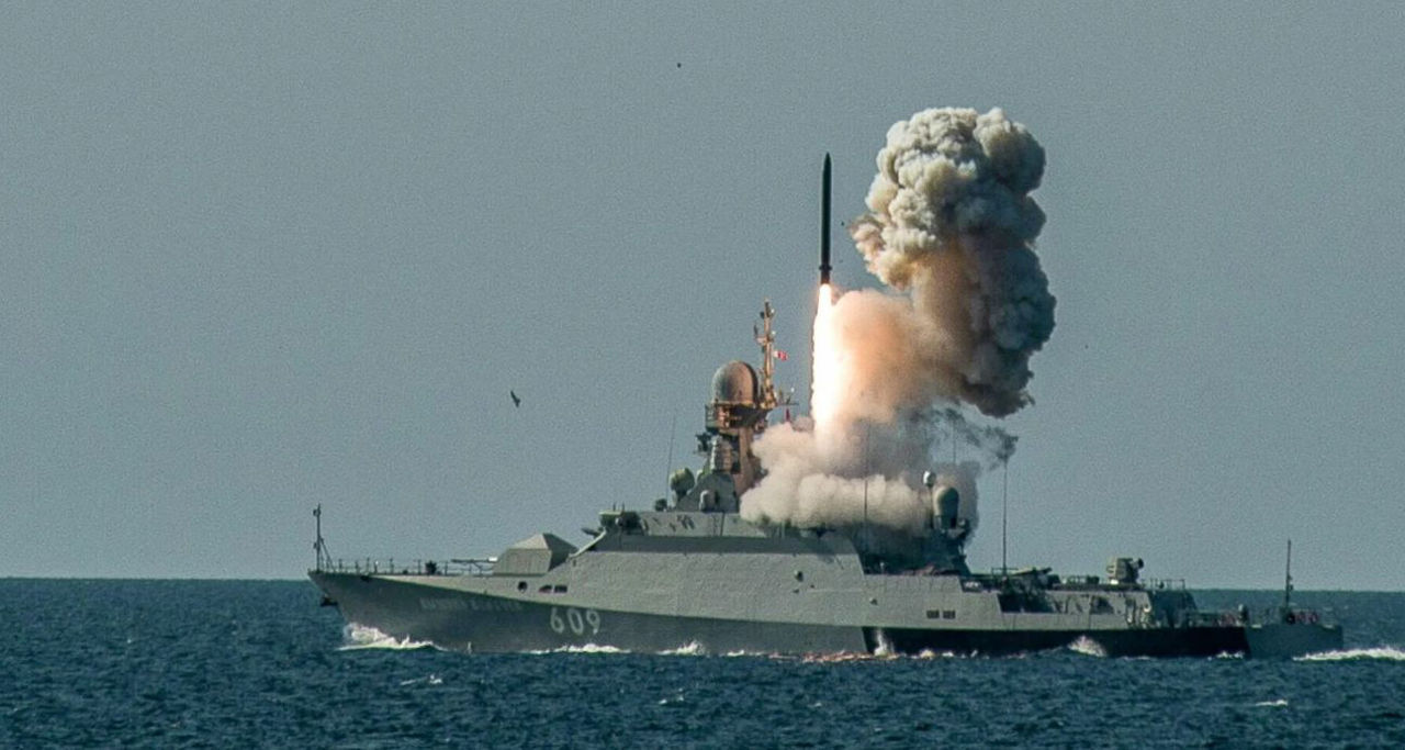 РФ вывела в Черное море ракетоносец с восемью "Калибрами".