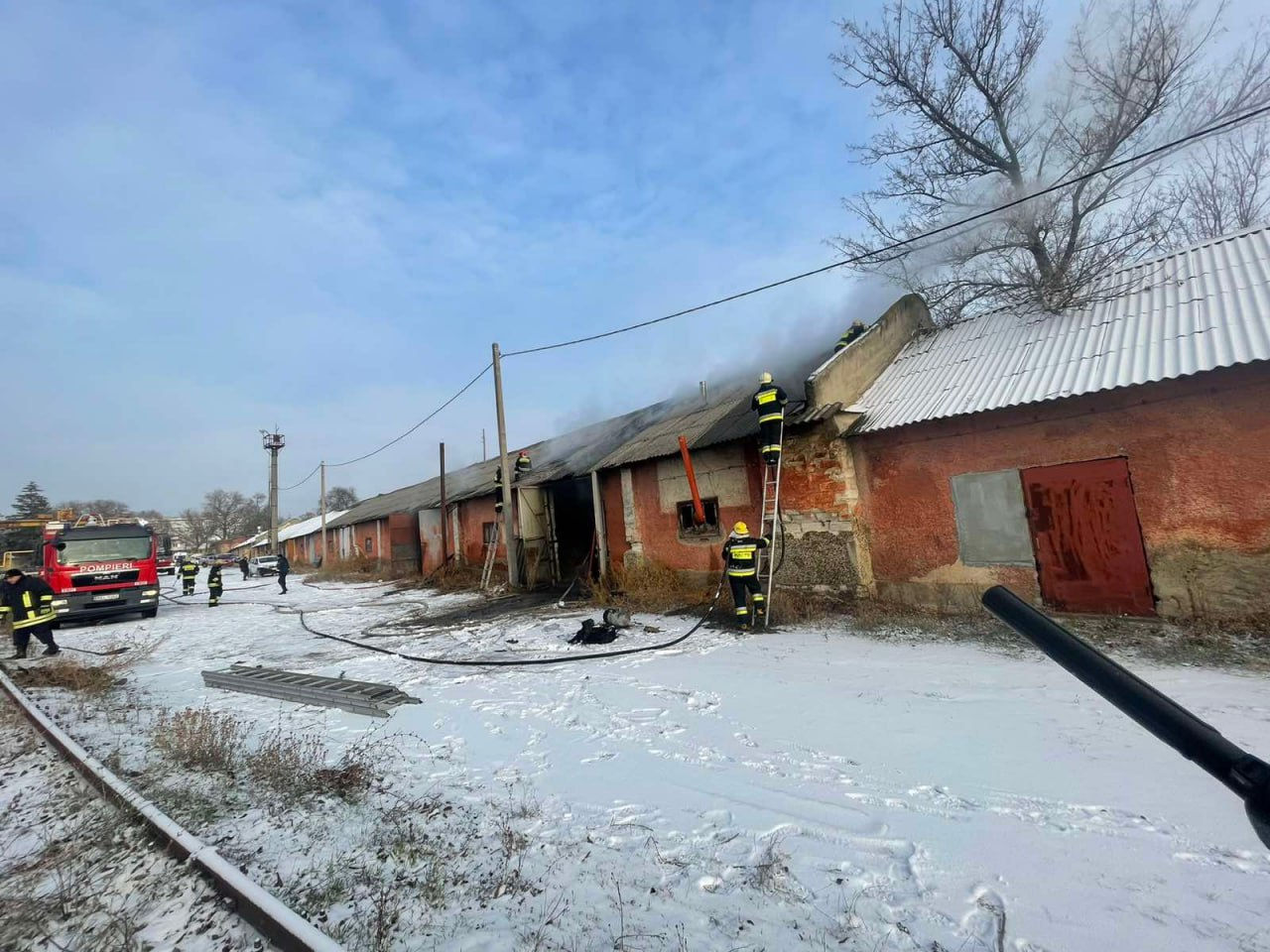 Сегодня утром в Бельцах загорелся промышленный склад общей площадью 2500 м2.