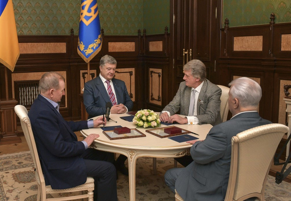 Порошенко обсудил Донбасс с тремя бывшими президентами Украины.