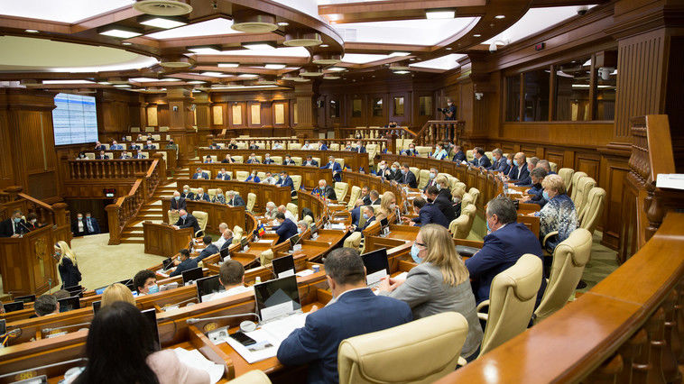 Парламент будет созван на первое пленарное заседание.