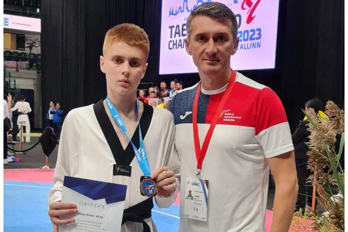 Боец Артем Рошка завоевал бронзу на молодежном чемпионате Европы.