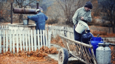 Более 80% сельских жителей пьют некачественную воду, и лишь у 1% из них есть доступ к канализации.