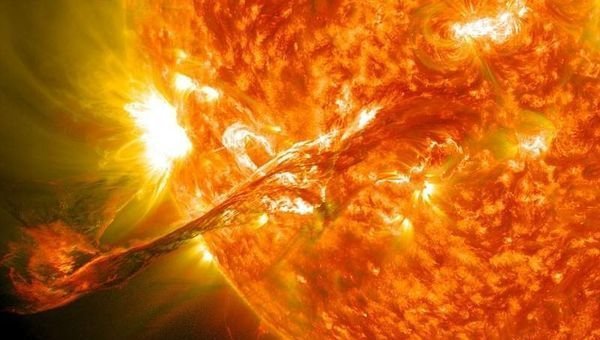 Когда выбросы плазмы достигают Земли, начинается магнитная буря.